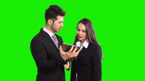 緑の画面のクロマキーに隔離されたデジタルタブレットを使用して若い同僚の肖像画 — ストック動画
