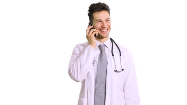 Όμορφος Άνθρωπος Γιατρός Απομονώνονται Λευκό Φόντο Μιλάμε Στο Smartphone Χαμογελώντας — Αρχείο Βίντεο