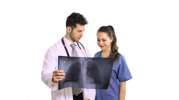 Doktor Sestra Analyzuje Plicní Radiografii Izolované Bílém Pozadí — Stock video