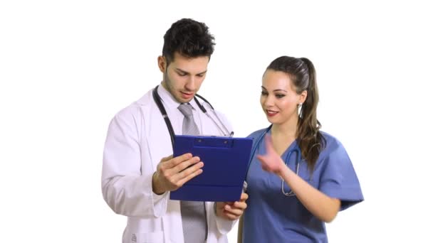 Dois Jovens Médicos Olhando Para Papel Uma Área Transferência Isolada — Vídeo de Stock