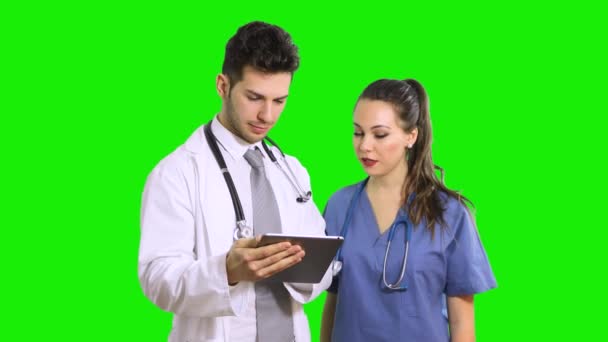 Dois Jovens Médicos Olhando Para Tablet Digital Isolado Tela Verde — Vídeo de Stock