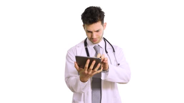 白い背景に隔離されたタブレットを閲覧する深刻な医師の男 — ストック動画