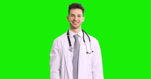 Portrét Usměvavý Pohledný Doktor — Stock video