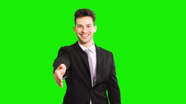 若い管理者はあなたに緑色の画面のクロマキーに隔離された握手を与える — ストック動画