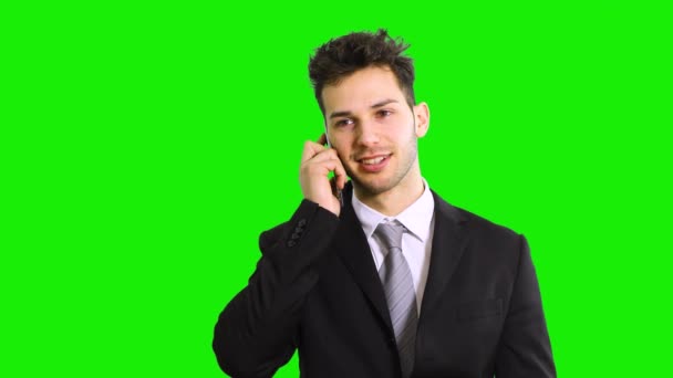 Hombre Negocios Sonriente Hablando Por Teléfono Aislado Verde — Vídeo de stock