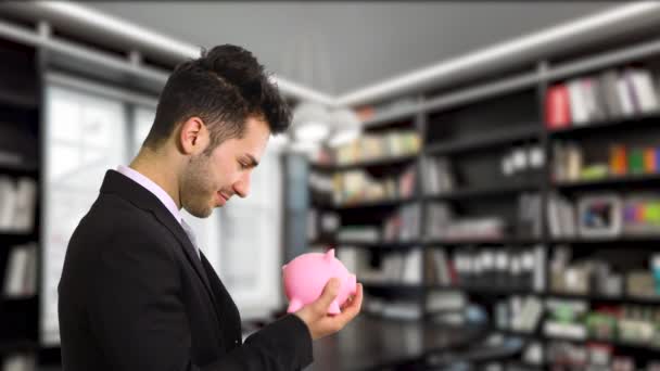 Zakenman Zwart Pak Een Piggy Bank Holding — Stockvideo