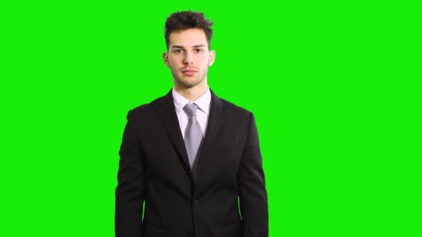 Разочарованный Молодой Бизнесмен Показывает Знак Опусти Палец Изолированный Зеленом Экране — стоковое видео