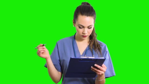 Vrouwelijke Verpleegkundige Die Documenten Leest Een Klembord — Stockvideo
