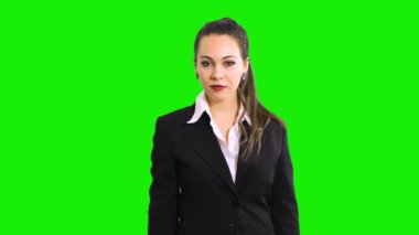 Genç iş kadını tamam işareti veriyor. Yeşil ekran krom anahtar arkaplanı üzerine izole edilmiş
