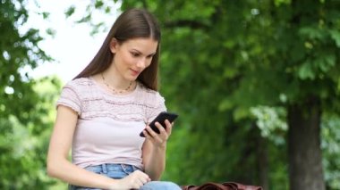 Çok mutlu kadın onun akıllı telefon üzerinden iyi haber okuma