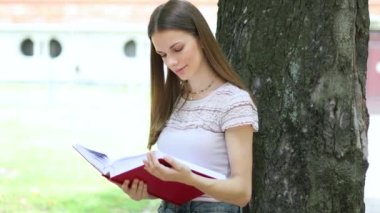 Öğrenci açık okuma kitabı gülümseyen