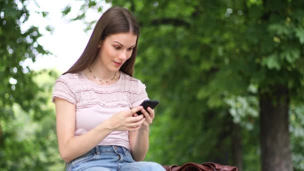 Bardzo Szczęśliwy Kobieta Czytanie Dobry Nowiny Przez Jej Smartphone — Wideo stockowe