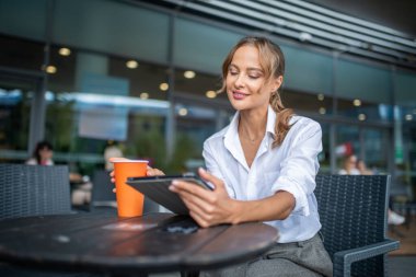 Genç sarışın iş kadını kahve içiyor.