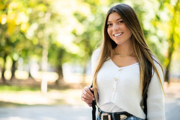 Vrouwelijke Student Wandelen Buiten Het Park Glimlachend — Stockfoto