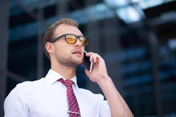 Genç Işadamı Cep Telefonunuzun Konuşma — Stok fotoğraf