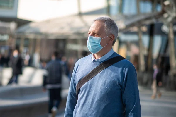 仕事に行くために屋外を歩く仮面のビジネスマン コロナウイルスの人々のライフスタイルの概念 — ストック写真
