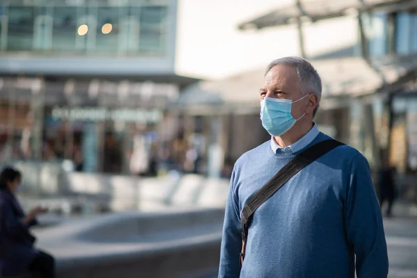 感染症から身を守るマスクをしながら外に出る老人 — ストック写真