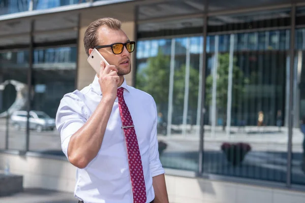 Jovem Empresário Falando Celular — Fotografia de Stock