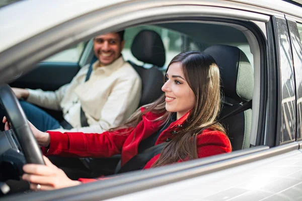 Jovem Sorrindo Mulher Dirigindo Seu Carro — Fotografia de Stock