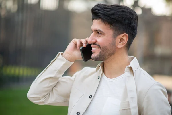 Hombre Sonriente Hablando Por Teléfono —  Fotos de Stock