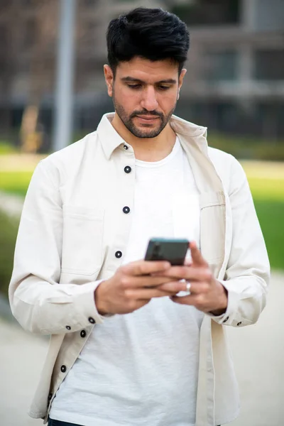 Человек Использующий Свой Мобильный Телефон Городской Среде — стоковое фото