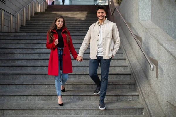 Joyeux Couple Marchant Ensemble Dans Escalier — Photo