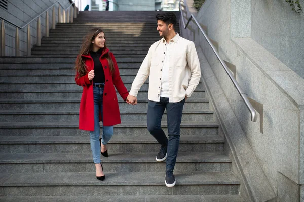 Glückliches Paar Geht Gemeinsam Eine Treppe Hinunter — Stockfoto