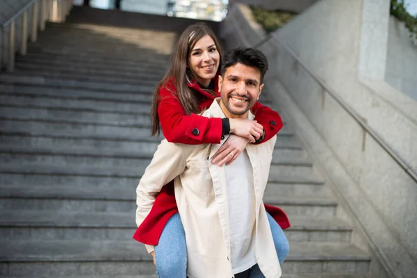 Ritratto Una Giovane Coppia Felice Che Cammina All Aperto — Foto Stock