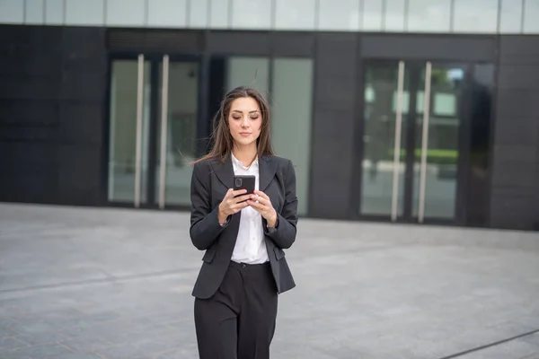 Young Businesswoman Using Smartphone Outdoor — Stock Photo, Image