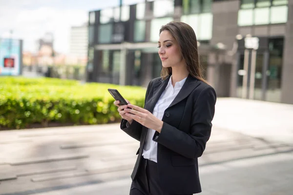 Giovane Donna Affari Utilizzando Uno Smartphone All Aperto — Foto Stock