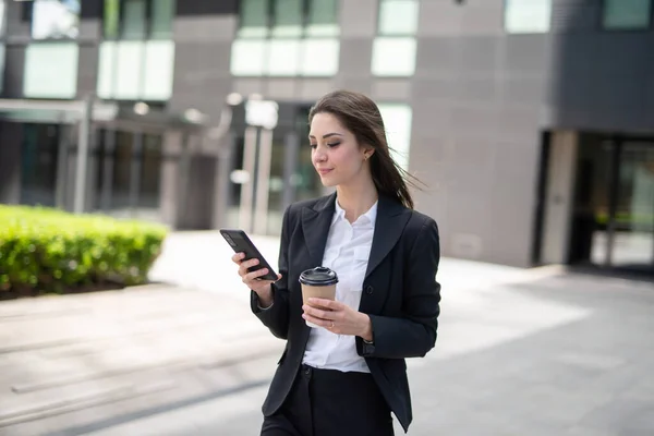 Ung Affärskvinna Som Använder Sin Mobiltelefon När Hon Går Utomhus — Stockfoto