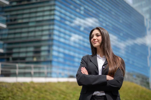 Smiling Young Woman Grass Field Glass Office Building Modern City — Stock Photo, Image