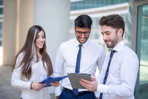 Grupo Empresarios Que Utilizan Una Tableta Fuera Oficina Concepto Trabajo —  Fotos de Stock