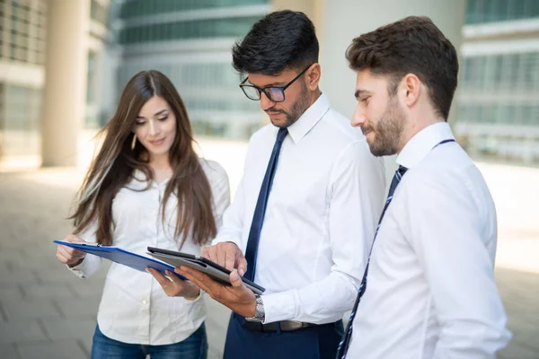 Grupo Empresarios Que Utilizan Una Tableta Fuera Oficina Concepto Trabajo —  Fotos de Stock