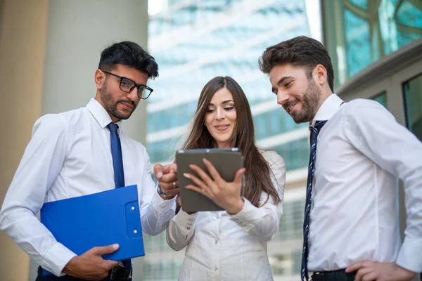 Grupo Empresarios Que Utilizan Una Tableta Fuera Oficina Concepto Trabajo —  Fotos de Stock