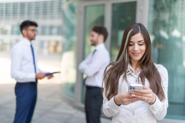Ung Affärskvinna Använder Sin Smartphone Framför Sitt Kontor — Stockfoto