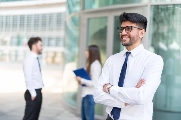 Hombre Negocios Sonriente Frente Grupo Colegas Concepto Trabajo Equipo —  Fotos de Stock