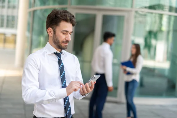 Hombre Negocios Sonriente Frente Grupo Colegas Concepto Trabajo Equipo — Foto de Stock