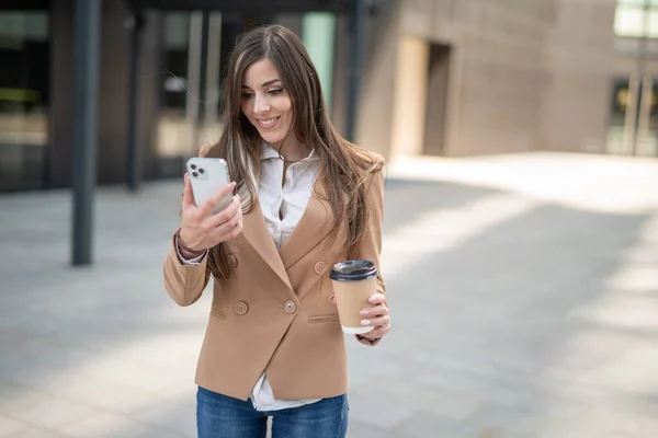 Detail Mladé Obchodní Žena Pomocí Svého Smartphonu Při Pití Kávy — Stock fotografie