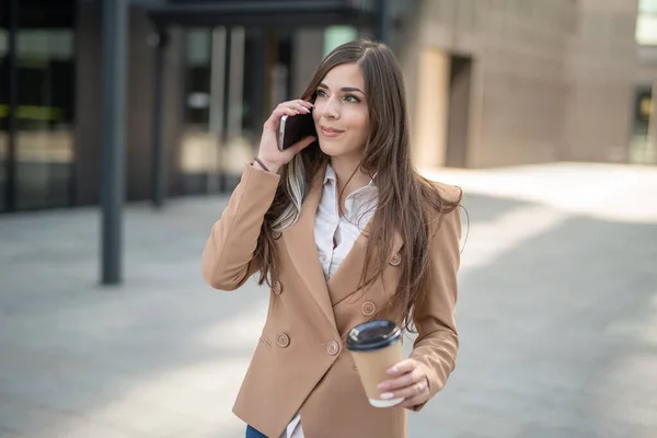 Jonge Zakenvrouw Praten Aan Telefoon Een Straat Van Stad Tijdens — Stockfoto
