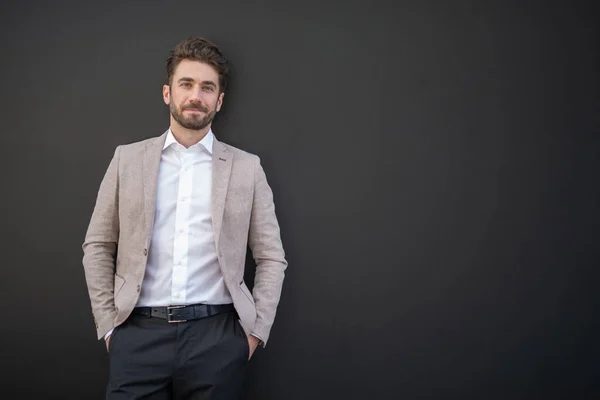 Sorrindo Homem Frente Uma Parede Preta — Fotografia de Stock