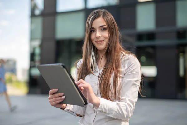 Jovem Mulher Usando Seu Tablet Livre — Fotografia de Stock