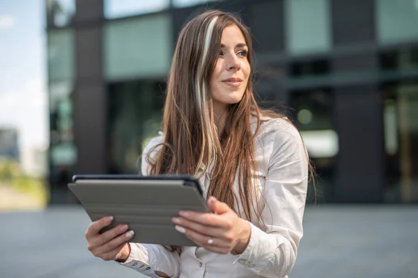 Jonge Vrouw Met Behulp Van Haar Tablet Outdoor — Stockfoto