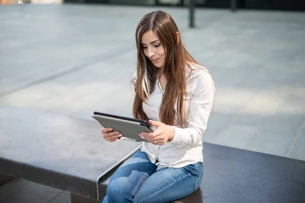 Gülümseyen Kadını Dijital Tablet Kullanıyor — Stok fotoğraf