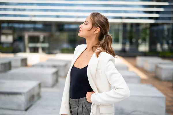 Beautiful Businesswoman Walking City — Stock Photo, Image