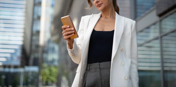 Detalj Kvinna Som Använder Sin Smartphone Utomhus — Stockfoto