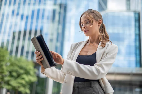 Femme Affaires Utilisant Une Tablette Extérieure — Photo