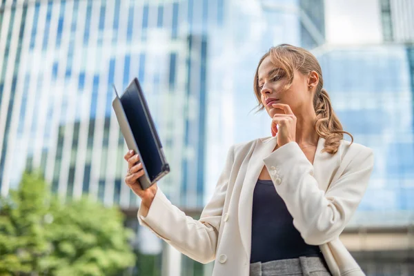 Femme Affaires Utilisant Une Tablette Extérieure — Photo