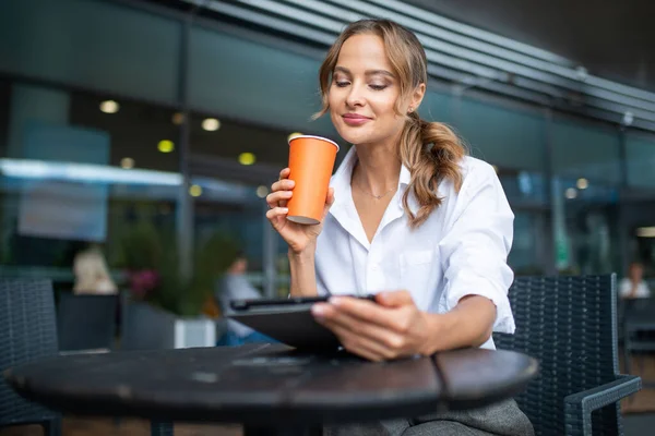 Joven Mujer Negocios Rubia Tomando Café —  Fotos de Stock