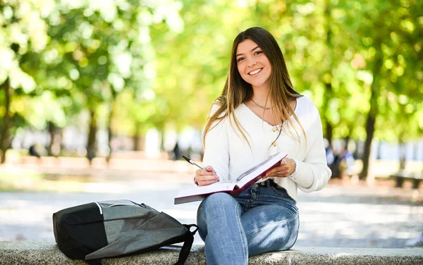 Bella Studentessa Universitaria Che Legge Libro Una Panchina Parco — Foto Stock